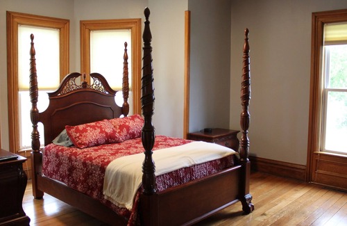 Brimfield House | 1885 Inn - Brick Farmhouse in the Country