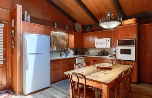 North Wawona Cabin | (18B) Hiltbrand Hangout at The Redwoods In Yosemite