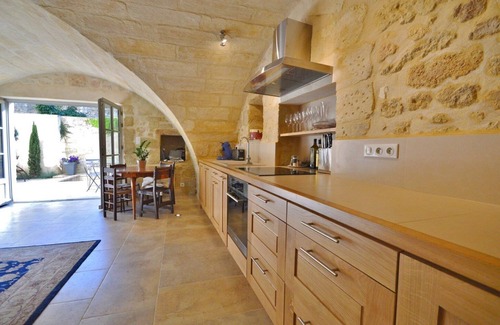 Uzes House | 18th century property in Uzès historical Center with courtyard and fountain