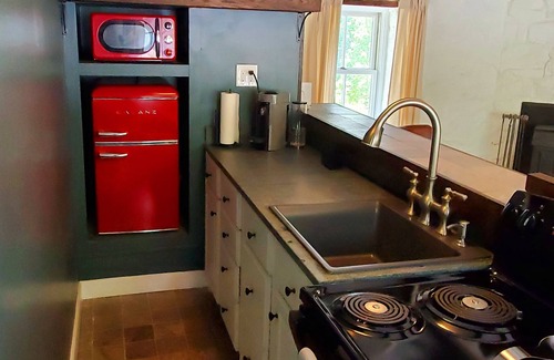 Middleburg Cottage | 18th Century Stone Cottage minutes from historic Middleburg