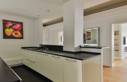 Faubourg-du-Roule Apartment | 19 Ave Hoche -90m² Full Concierge/Stunning Views- Modern & Crisp!