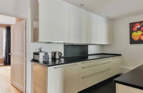 Faubourg-du-Roule Apartment | 19 Ave Hoche -90m² Full Concierge/Stunning Views- Modern & Crisp!