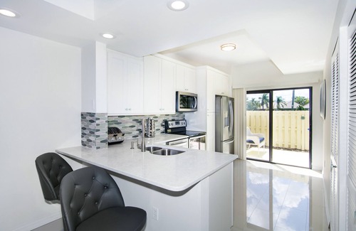 Bella Vista Villa | 1900 ft from beach Luxury Jupiter Beach Villa! private entrance community pool