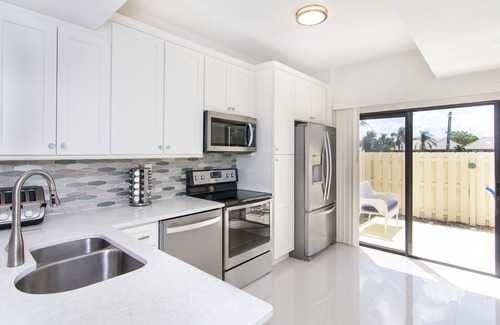 Bella Vista Villa | 1900 ft from beach Luxury Jupiter Beach Villa! private entrance community pool