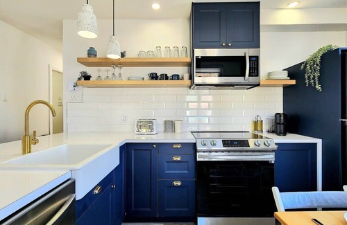 Boischatel Apartment | 1900S Historic Charm -Free P & AC