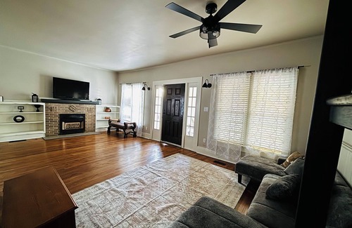 Cushing House | 1920’s Bootlegger Inn. 2-bedroom house with WiFi, AC in peaceful Cushing