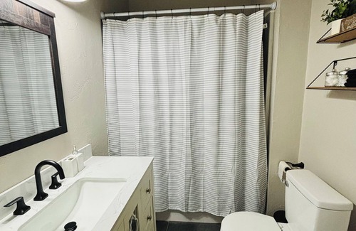 Cushing House | 1920’s Bootlegger Inn. 2-bedroom house with WiFi, AC in peaceful Cushing