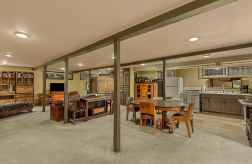 Ardenwald Apartment | 1920s Parsonage Retreat - Gardens & Creative Charm