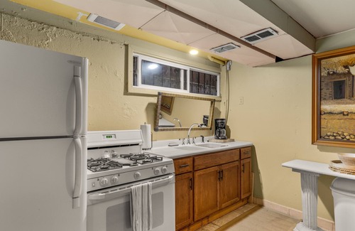 Ardenwald Apartment | 1920s Parsonage Retreat - Gardens & Creative Charm