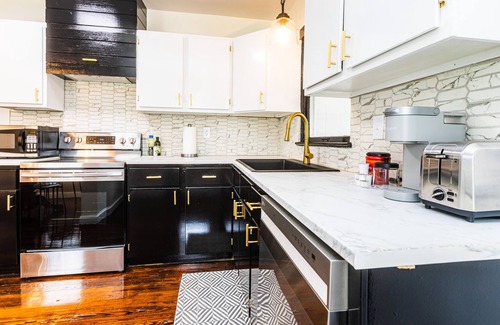 New Warrington Cottage | 1930s Cottage near Downtown Pensacola and Naval Air Station