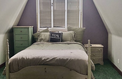 Muskogee Bed & Breakfast | 1935 Muskogee English Tudor Home – 3rd Floor PassionFruit Room