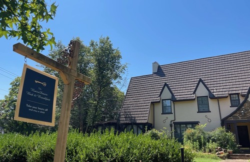 Muskogee Bed & Breakfast | 1935 Muskogee English Tudor Home – 3rd Floor PassionFruit Room