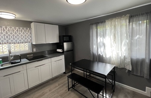 Tantalus House | 1A Newly Renovated One bedroom/Parking/Wi-Fi/kitchen