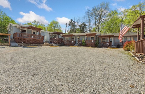 Diamond City Cabin | 1bd/1bath cabin with beautiful views of Bull Shoals Lake.