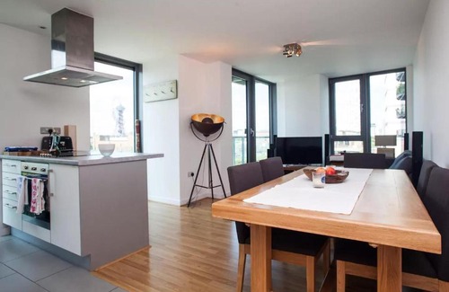 Stratford and New Town Apartment | 1BD Bright Cozy Queen Elizabeth Olympic Park Zne 2