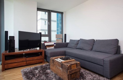 Stratford and New Town Apartment | 1BD Bright Cozy Queen Elizabeth Olympic Park Zne 2