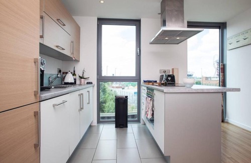 Stratford and New Town Apartment | 1BD Bright Cozy Queen Elizabeth Olympic Park Zne 2