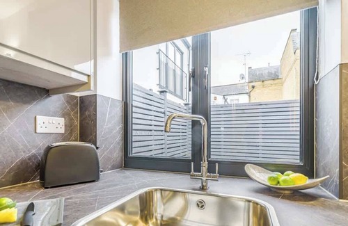 Windsor City Centre Apartment | 1BR Apartment | Walk to Shops & Castle