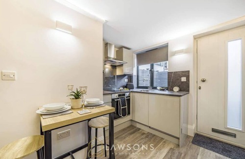Windsor City Centre Apartment | 1BR Apartment | Walk to Shops & Castle