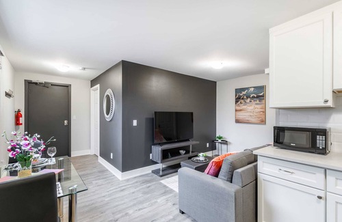 Central Hamilton Apartment | 1BR - Boutique Apt with Netflix- PRIME Location!!