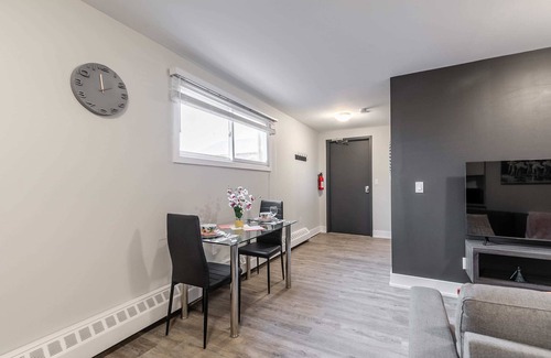 Central Hamilton Apartment | 1BR - Boutique Apt with Netflix- PRIME Location!!
