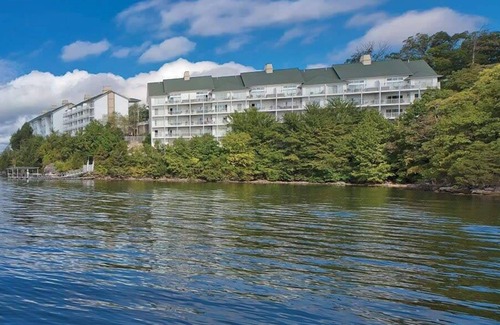 Kaiser Condo | 1br Condo in Ozark Area-Water & Amusement Parks