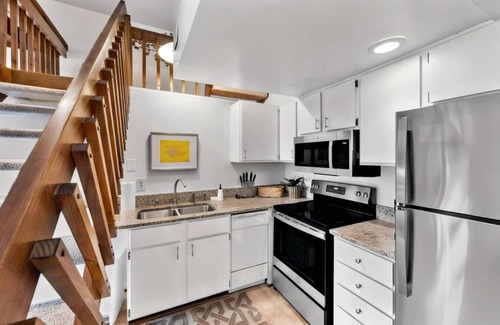 Mount Adams Apartment | 1BR Condo Steps to the Monastery, Cafes, and More