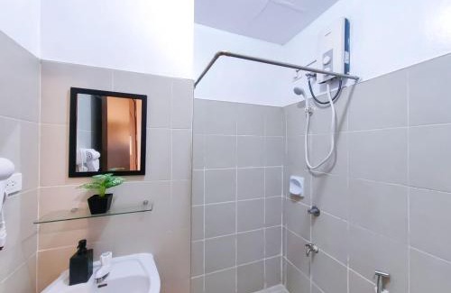 Pembo Apartment | 1BR Condotel Ridgewood Towers Near Airport #RW04-1