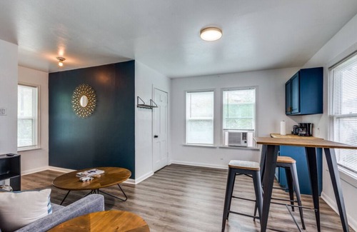 Woodlawn Lake Apartment | 1BR Guesthouse 2 Queens Near Downtown Long Stays Welcome