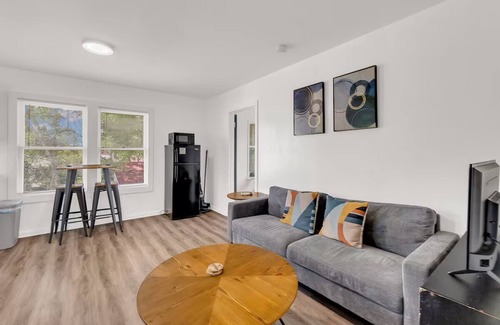 Woodlawn Lake Apartment | 1BR Guesthouse 2 Queens Near Downtown Long Stays Welcome