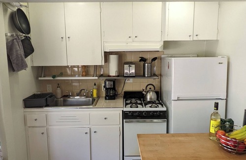 Upper Telegraph Apartment | 1BR in perfect Berkeley location - patio & yard!