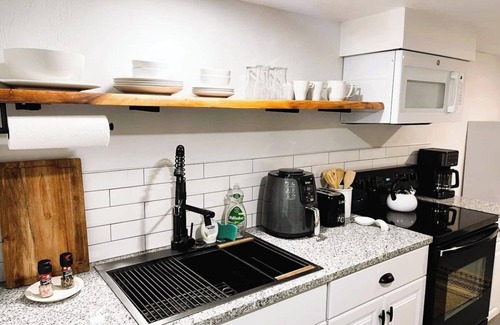Cleveland UCD Apartment | 1BR Quiet Holiday Retreat | Full Kitchen #C2