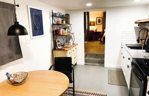 Cleveland UCD Apartment | 1BR Quiet Holiday Retreat | Full Kitchen #C2