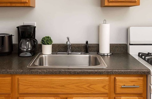 West Lakeview Apartment | 1BR Unit w/2 Comfy Beds