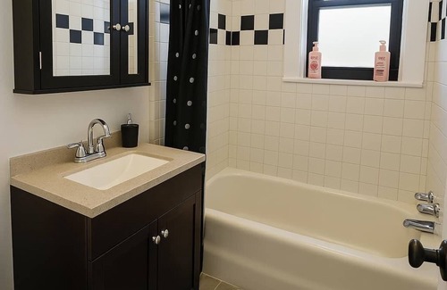 West Lakeview Apartment | 1BR Unit w/2 Comfy Beds