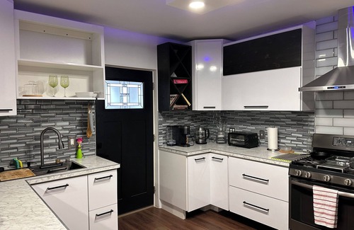 Holyoke Apartment | 1Floor 3Bedrooms Rest, Shopping,Main Roads Spacious,Convenient Home Close to all