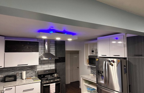 Holyoke Apartment | 1Floor 3Bedrooms Rest, Shopping,Main Roads Spacious,Convenient Home Close to all