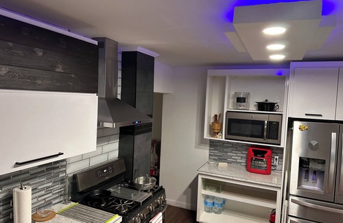 Holyoke Apartment | 1Floor 3Bedrooms Rest, Shopping,Main Roads Spacious,Convenient Home Close to all