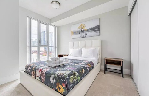Fort York Hotel | 1King 1Queen 1Twin Beds/CN TowerView/Luxury Suite
