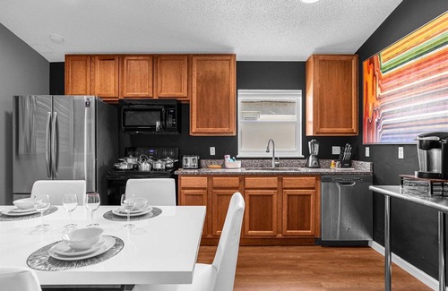 Clear Creek House | 1st Animatronic Dinosaur Villa, Near Disney! Poolside Cinema, Star Wars Theater