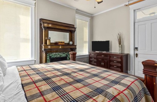 St. Charles Historic District House | 1st Capitol Mansion Boutique Hotel - Suite 201