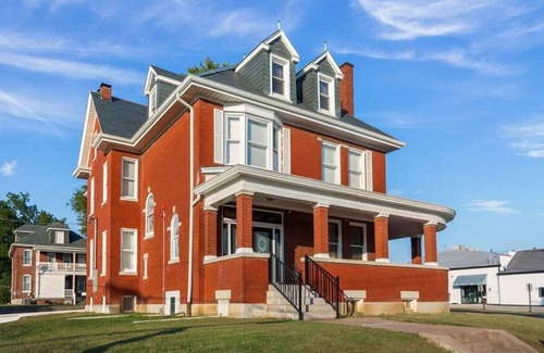 St. Charles Historic District House | 1st Capitol Mansion Boutique Hotel - Suite 201