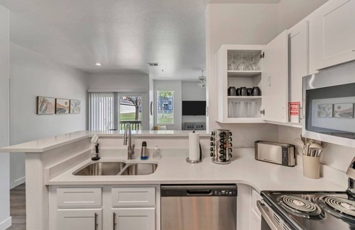 Clearfield Apartment | 1st Fl King Beds Pool Garage - Near AFB