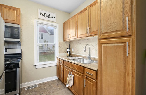 Cleveland Apartment | 1st floor apt near Cleve Clinic, UH, VA hospital, Case Western