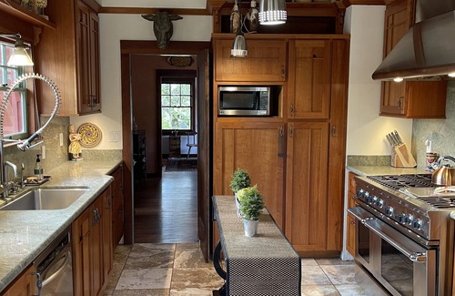 Napa House | 2 1/2 Acre Secluded Country Property minutes from Downtown Napa