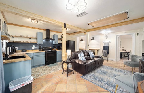 Historic District Apartment | 2/1 Historic Carriage House Walking Distance to Downtown