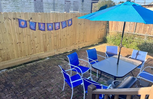 West Riverside House | 2-3 N stays - Spacious and Comfy, Walk to Whole Foods, bars and shops, sleeps 12