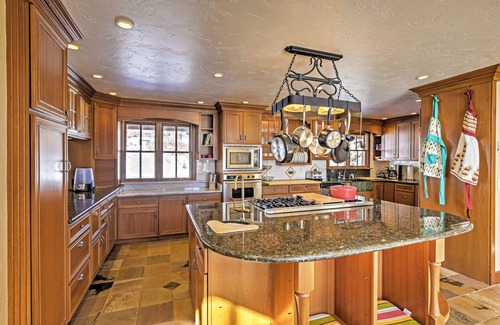 Glenwood Springs House | 2.5-acre estate boasting 6,000 Sq. feet, with private hot tub & chef's kitchen