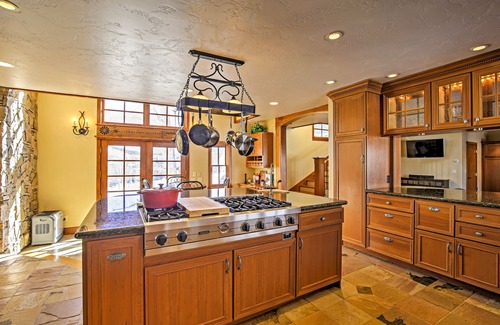 Glenwood Springs House | 2.5-acre estate boasting 6,000 Sq. feet, with private hot tub & chef's kitchen