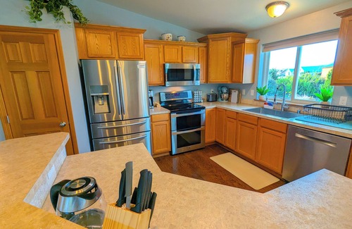Sequim House | 2.5 Acre Retreat with Breathtaking Mountain Views. New Hot Tub! Walk to Beach!